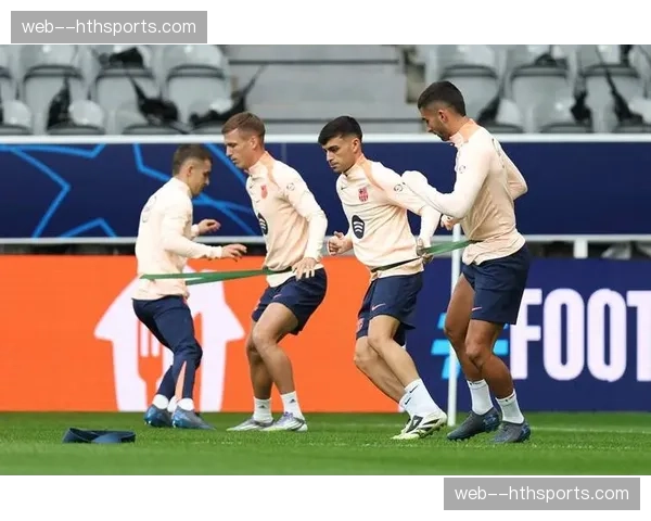 诺坎普更衣室通道内,哈维与每一位巴萨球员击掌,神情肃穆 诺坎普更衣室通道内,哈维与每一位巴萨球员击掌,神情肃穆