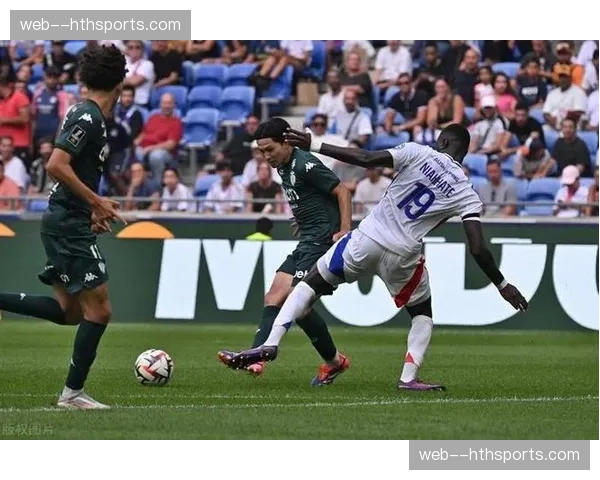 朗斯0-0战平摩纳哥，比赛沉闷，双方均未能有效打穿对手防线纵深