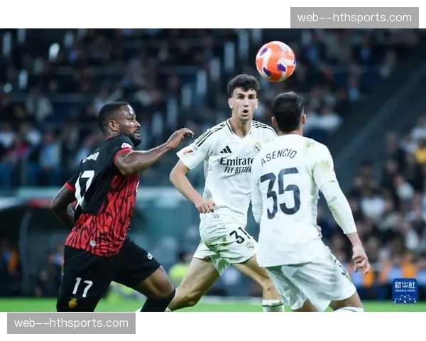 马略卡小将打入西甲处子球后，看台上家人激动落泪